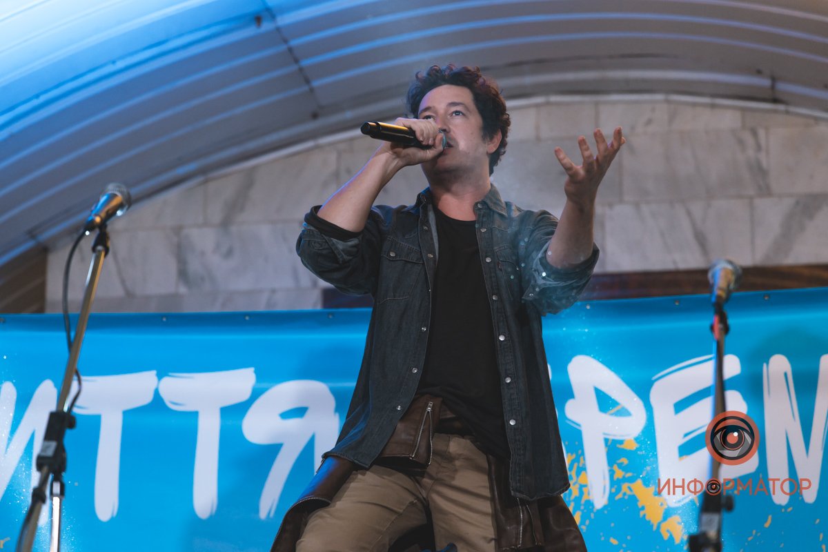 Исполнил также песню группы Queen