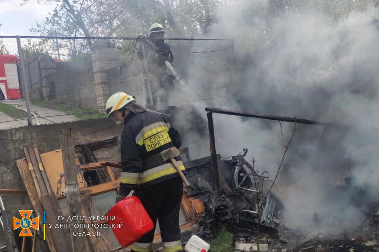 В Днепре на территории частного дома возник пожар 1