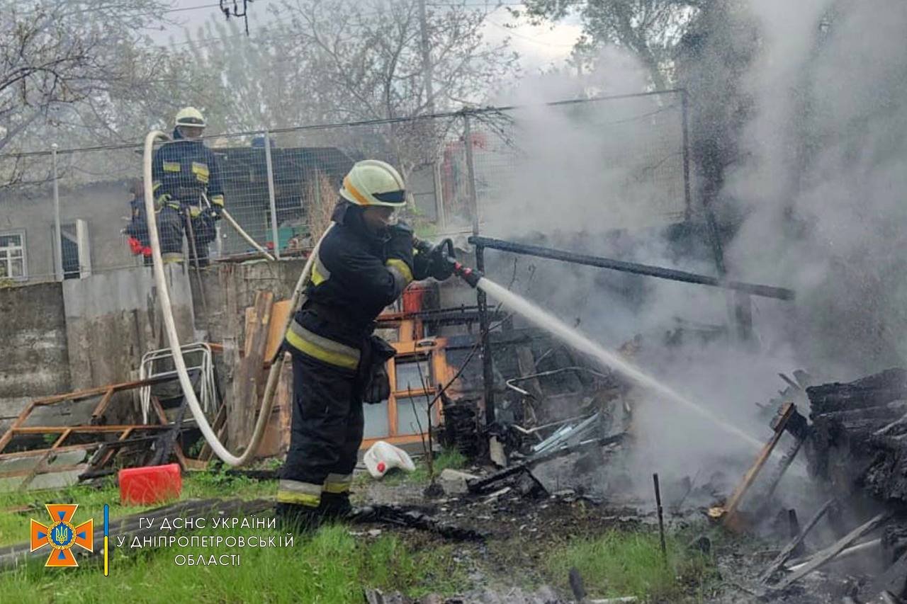 В Днепре на территории частного дома возник пожар 2