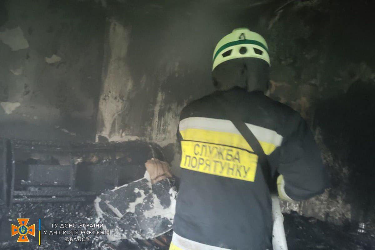 В Днепре горел частный жилой дом 2