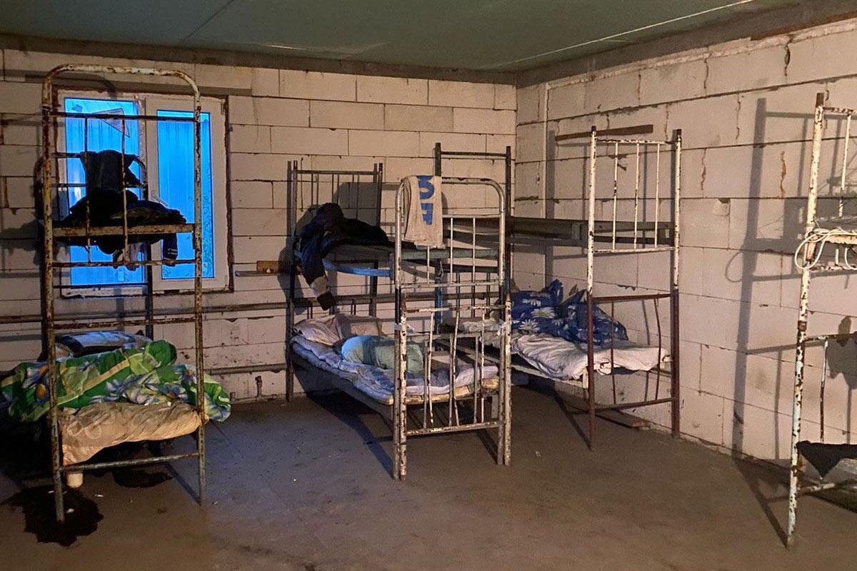 Бездомных заставляли работать за еду Бездомных заставляли работать за еду