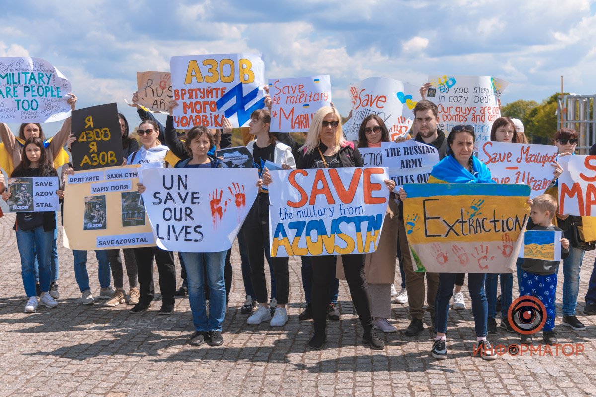 3 мая на Фестивальном причале собрались десятки людей
