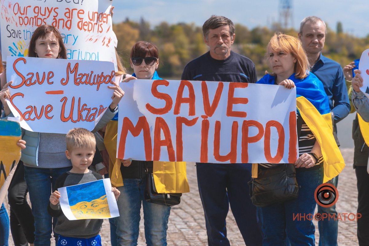 Сюда пришли родственники и близкие бойцов