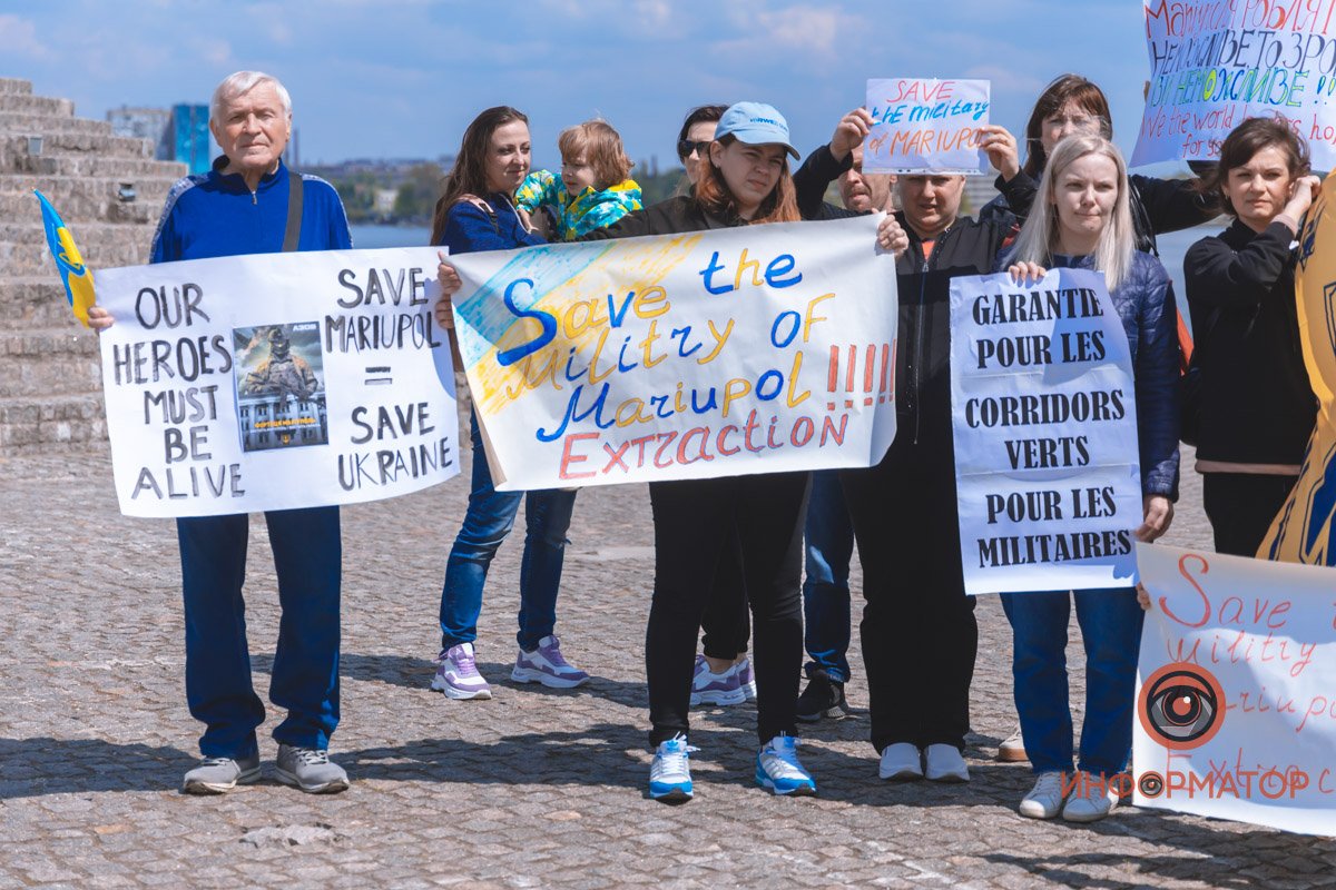 Люди держали плакаты на украинском и английском языках