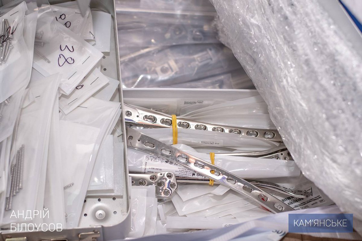 Также передали специальные металлические конструкции, которые помогут травматологам более эффективно лечить пациентов