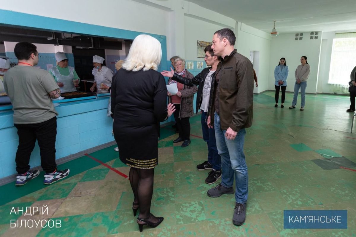 Мэр Каменского Андрей Белоусов посетил одну из школьных столовых, в которых готовят для военных, ТрО и переселенцев 1