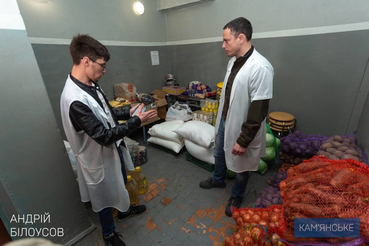 Мэр Каменского Андрей Белоусов посетил одну из школьных столовых, в которых готовят для военных, ТрО и переселенцев 3