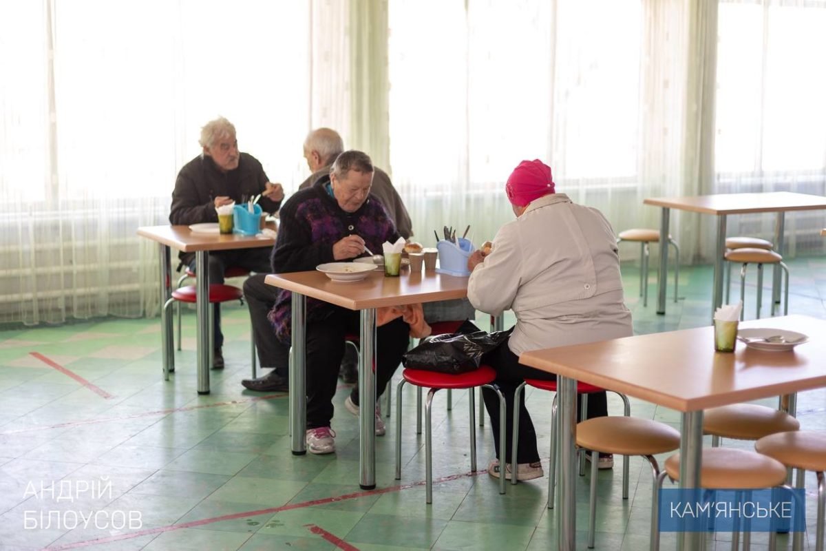 Мэр Каменского Андрей Белоусов посетил одну из школьных столовых, в которых готовят для военных, ТрО и переселенцев 5