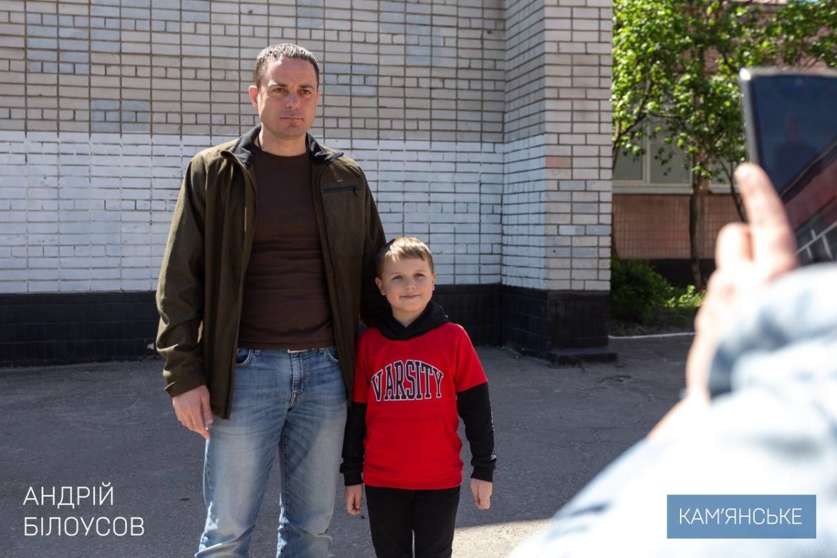 Мэр Каменского Андрей Белоусов посетил одну из школьных столовых, в которых готовят для военных, ТрО и переселенцев 8