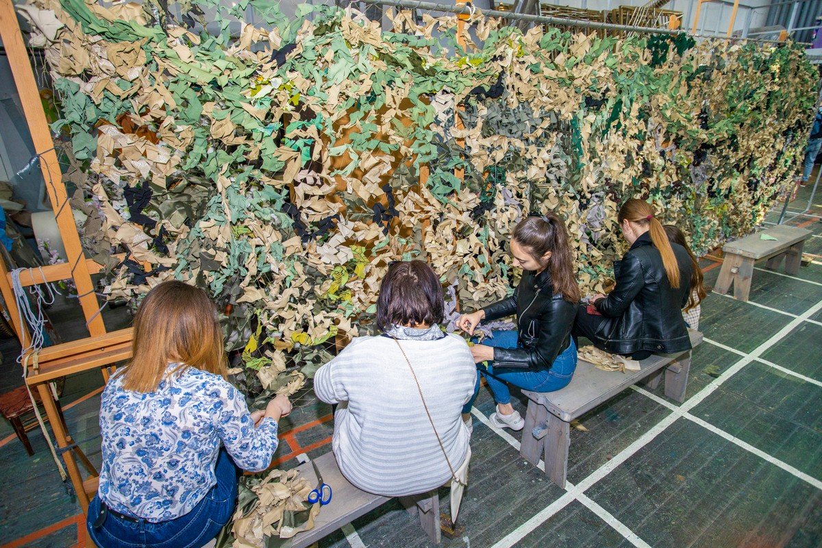 Плетут сетки, лепят вареники, шьют балаклавы: артисты театров Днепропетровской области присоединились к волонтерству 2