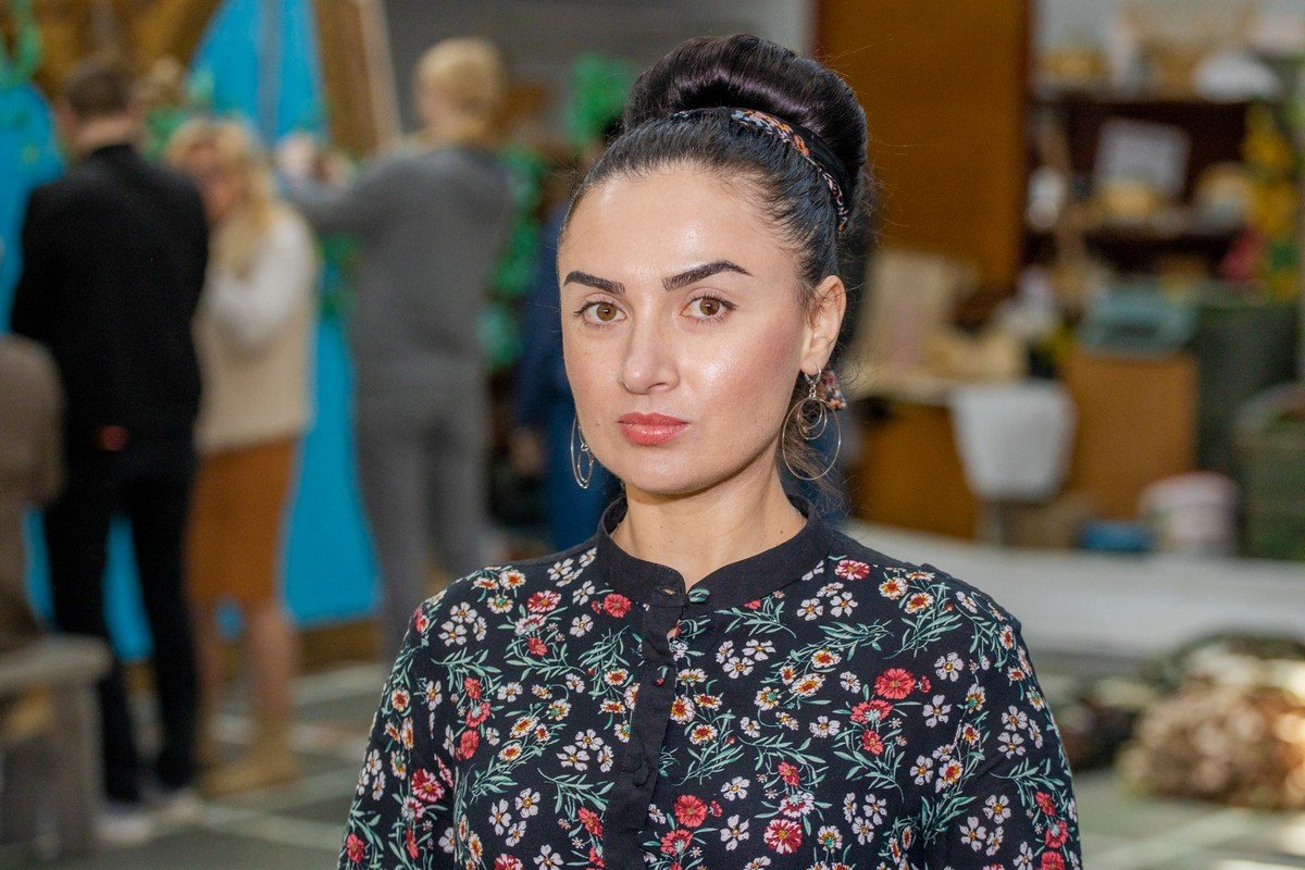 Плетут сетки, лепят вареники, шьют балаклавы: артисты театров Днепропетровской области присоединились к волонтерству 3