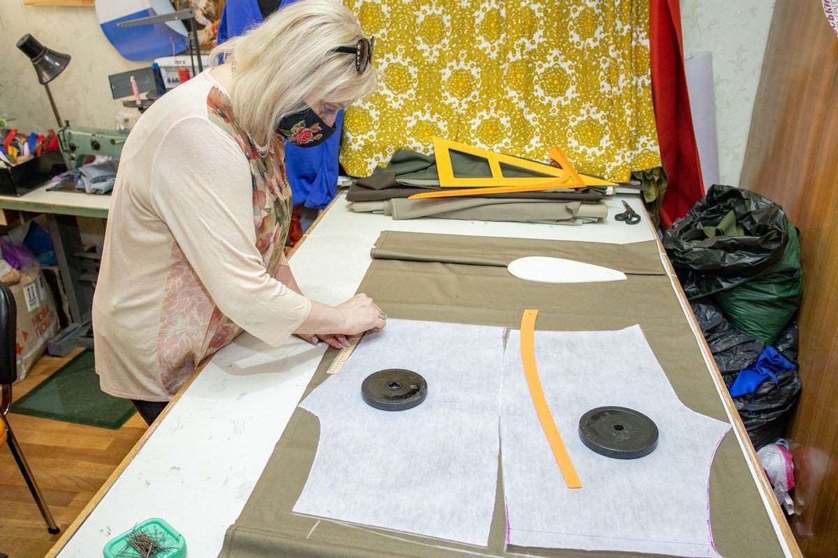 Плетут сетки, лепят вареники, шьют балаклавы: артисты театров Днепропетровской области присоединились к волонтерству 4