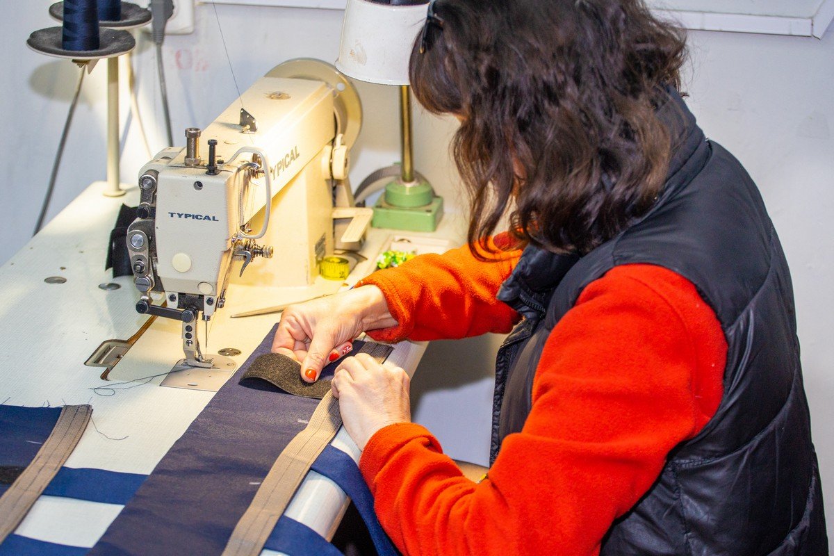 Плетут сетки, лепят вареники, шьют балаклавы: артисты театров Днепропетровской области присоединились к волонтерству 5