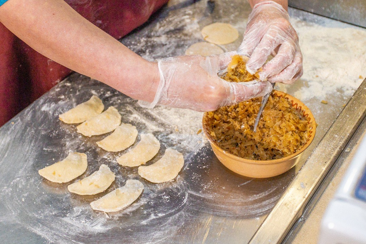 Плетут сетки, лепят вареники, шьют балаклавы: артисты театров Днепропетровской области присоединились к волонтерству 9