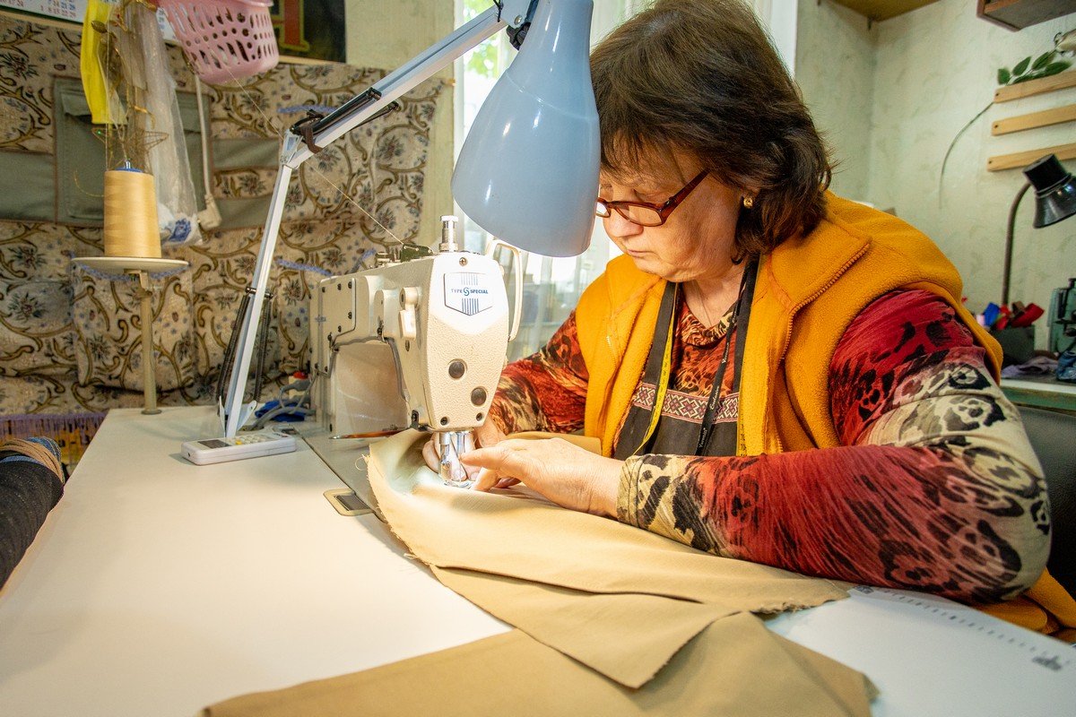 Плетут сетки, лепят вареники, шьют балаклавы: артисты театров Днепропетровской области присоединились к волонтерству 14