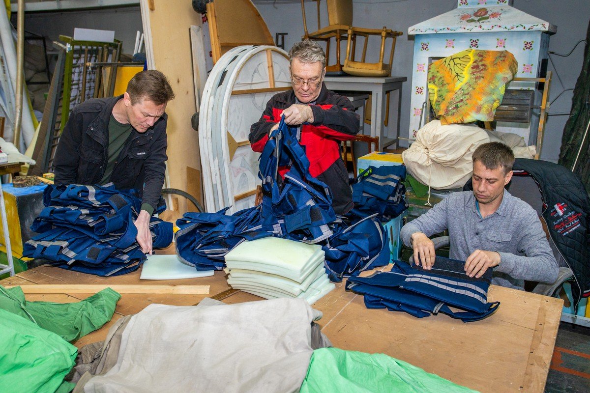 Плетут сетки, лепят вареники, шьют балаклавы: артисты театров Днепропетровской области присоединились к волонтерству 15