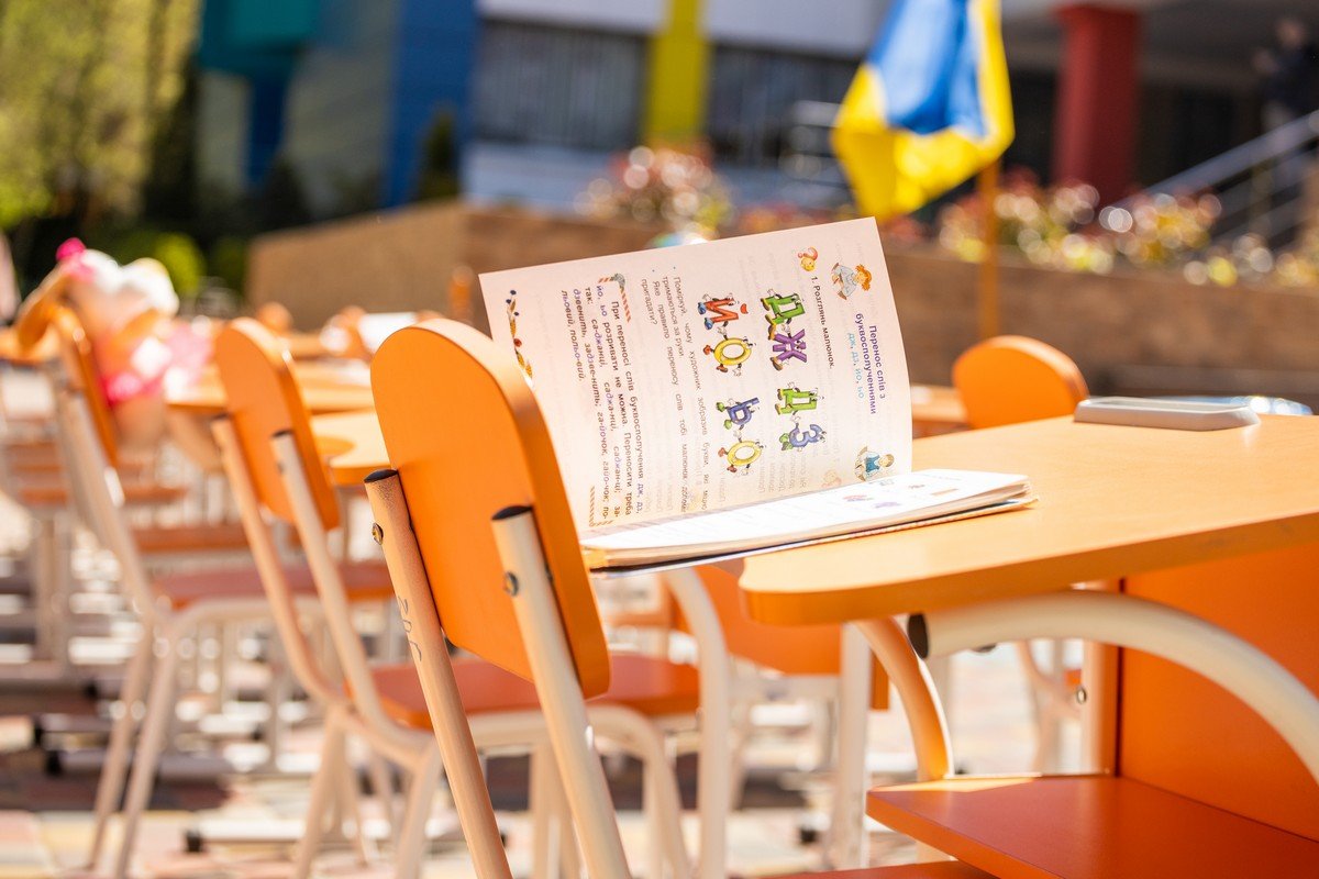 На пустых партах – учебники,..