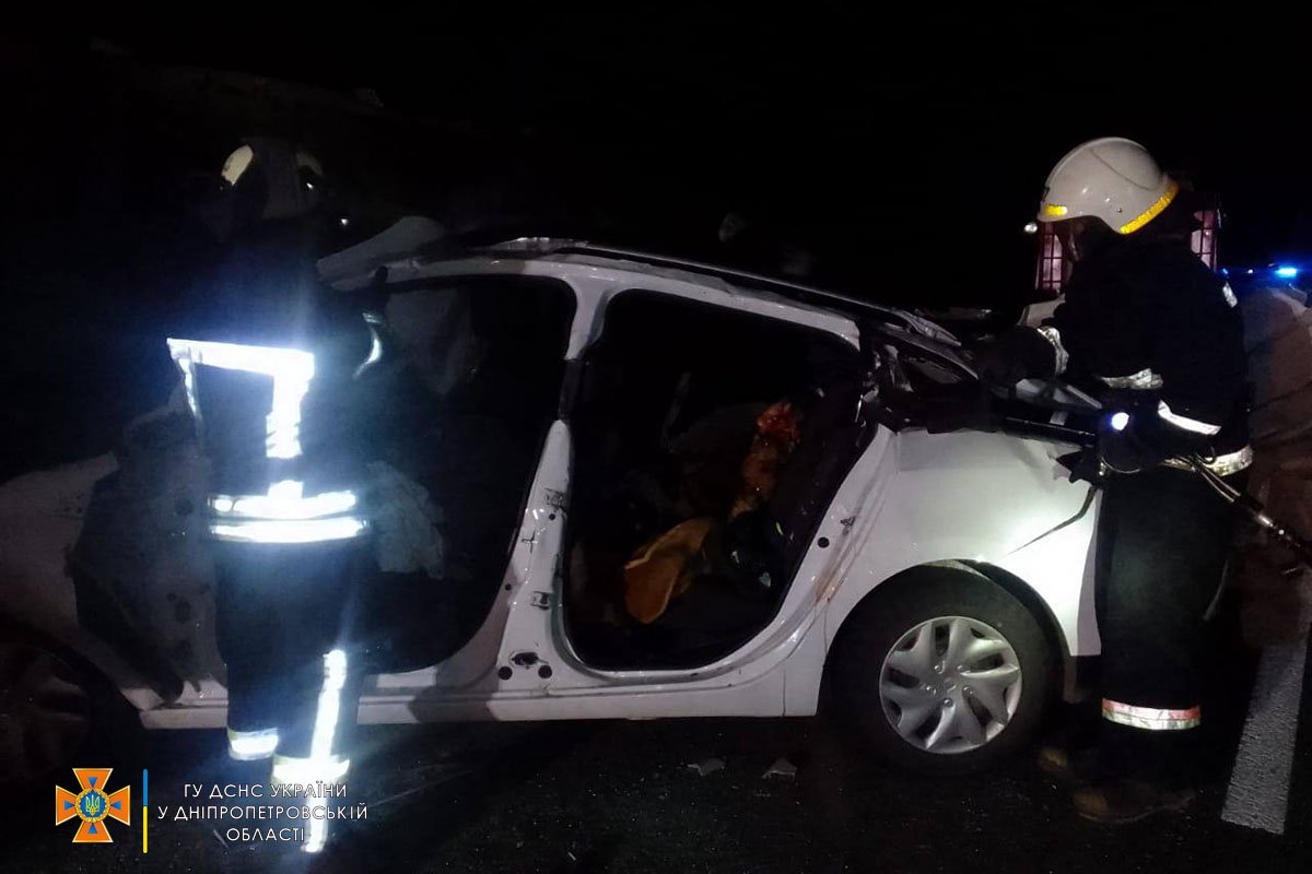 Renault Megane врезался в грузовик ЗИЛ с прицепом, который стоял на обочине