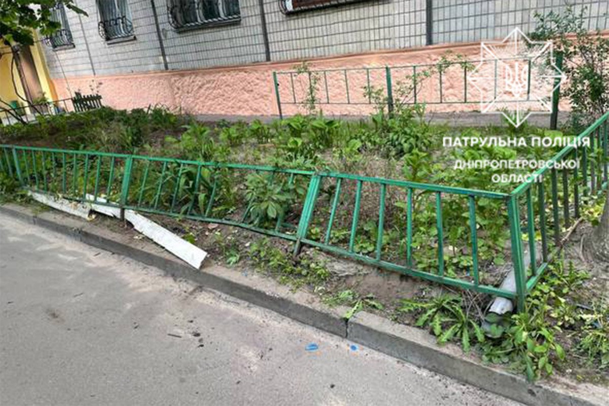 Он врезался в забор и уехал с места