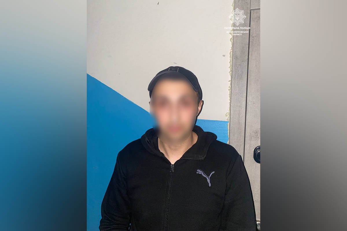 Когда он заметил в подъезде полицейских, то заметно занервничал Когда он заметил в подъезде полицейских, то заметно занервничал