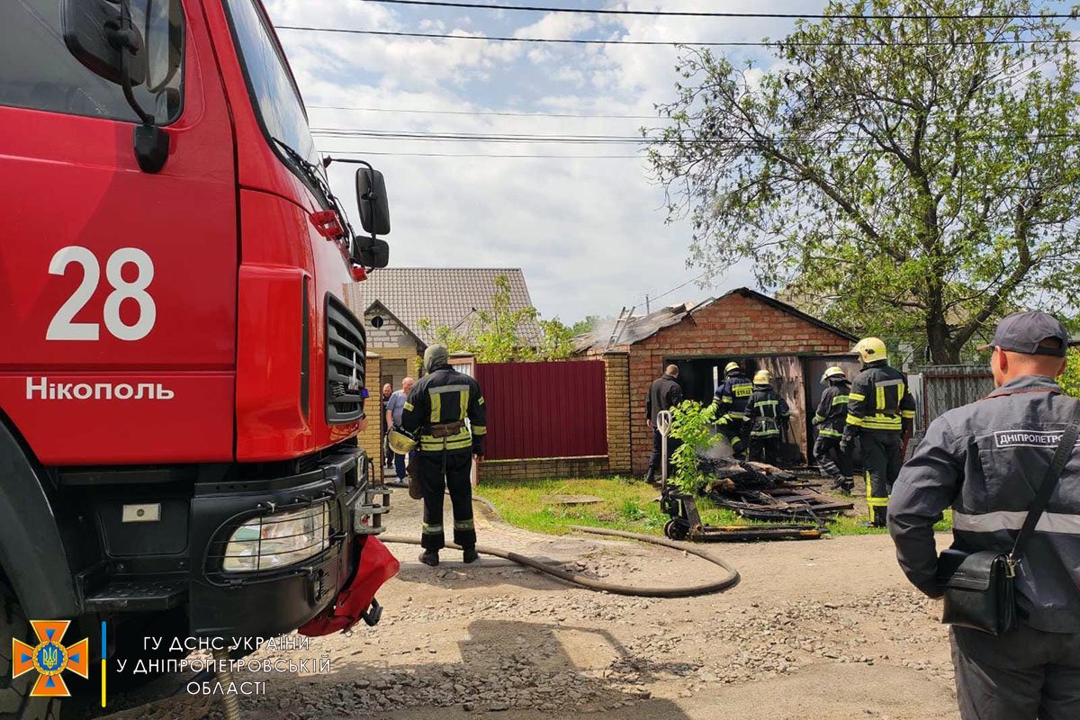В Днепропетровской области на частной территории горел гараж 1