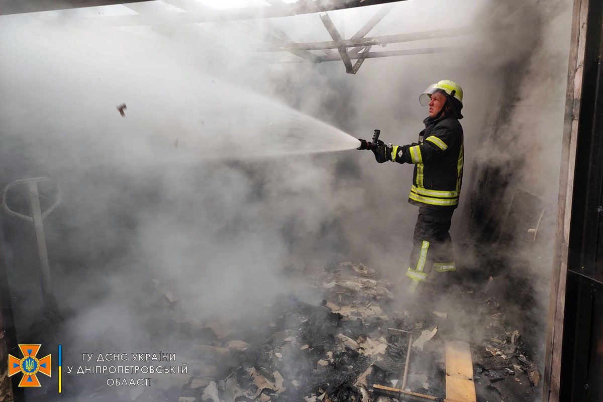 В Днепропетровской области на частной территории горел гараж 2