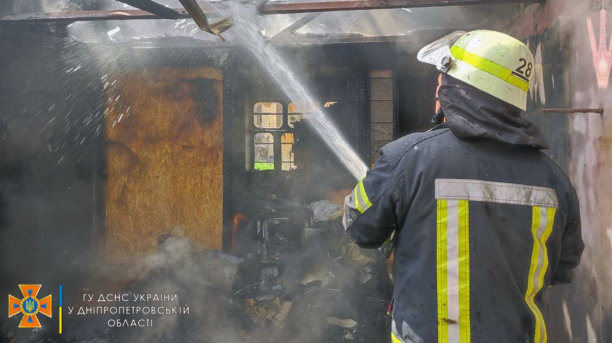 В Днепропетровской области на частной территории горел гараж 3