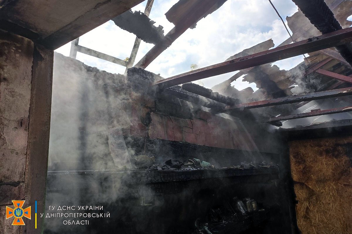 В Днепропетровской области на частной территории горел гараж 5