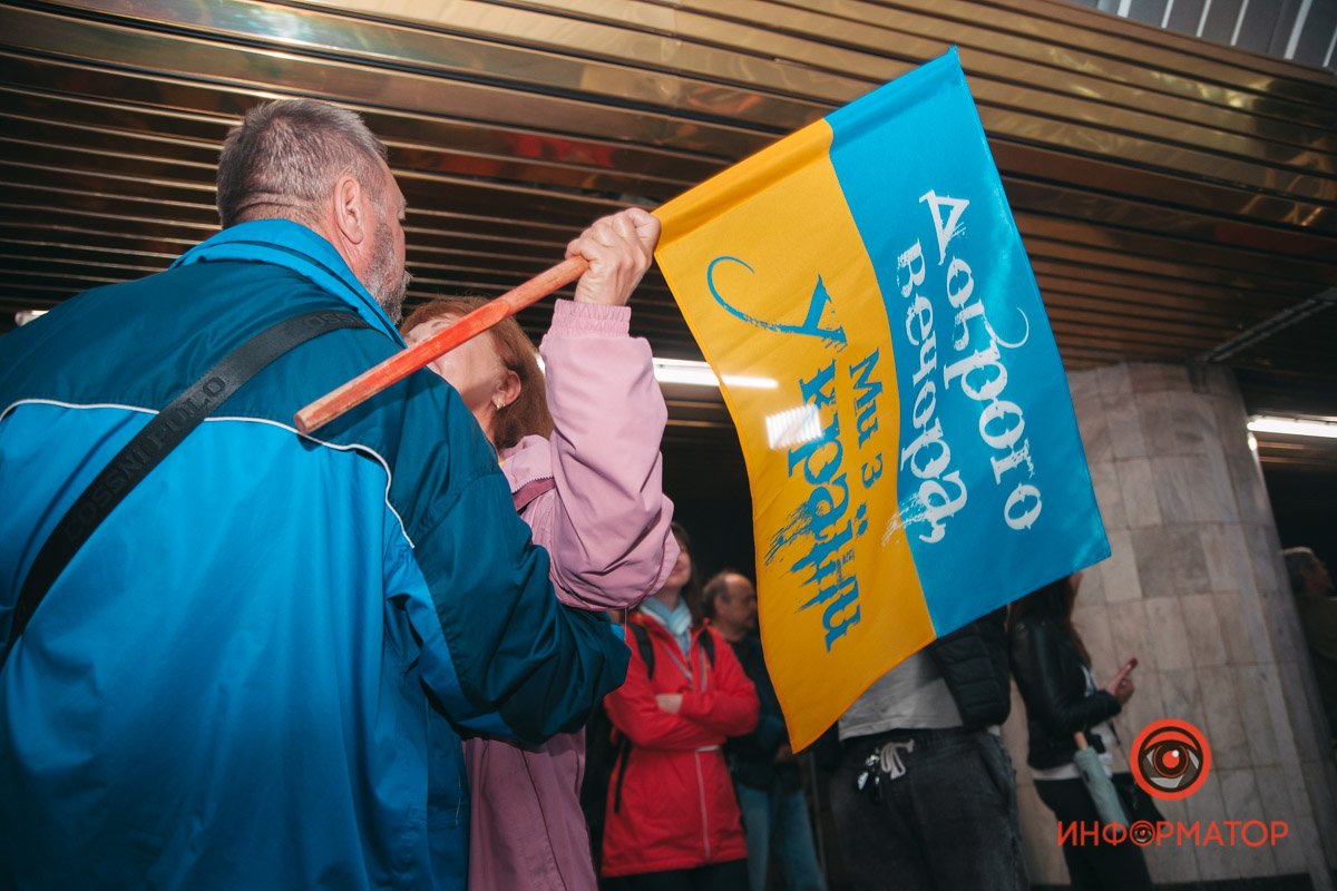 Доброго вечора, ми з України