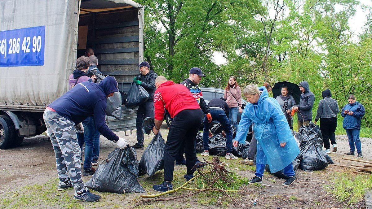 В Днепре жители «Райончика» провели субботник: избавились от мусора и «путина»
