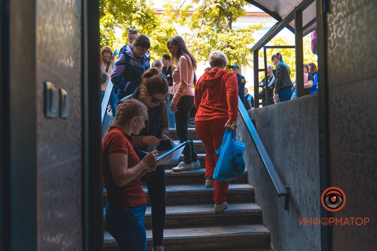 Волонтеры раздают продуктовые наборы Волонтеры раздают продуктовые наборы