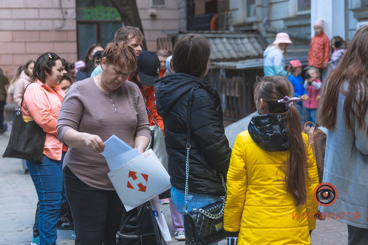 Приходят люди из разных областей Приходят люди из разных областей