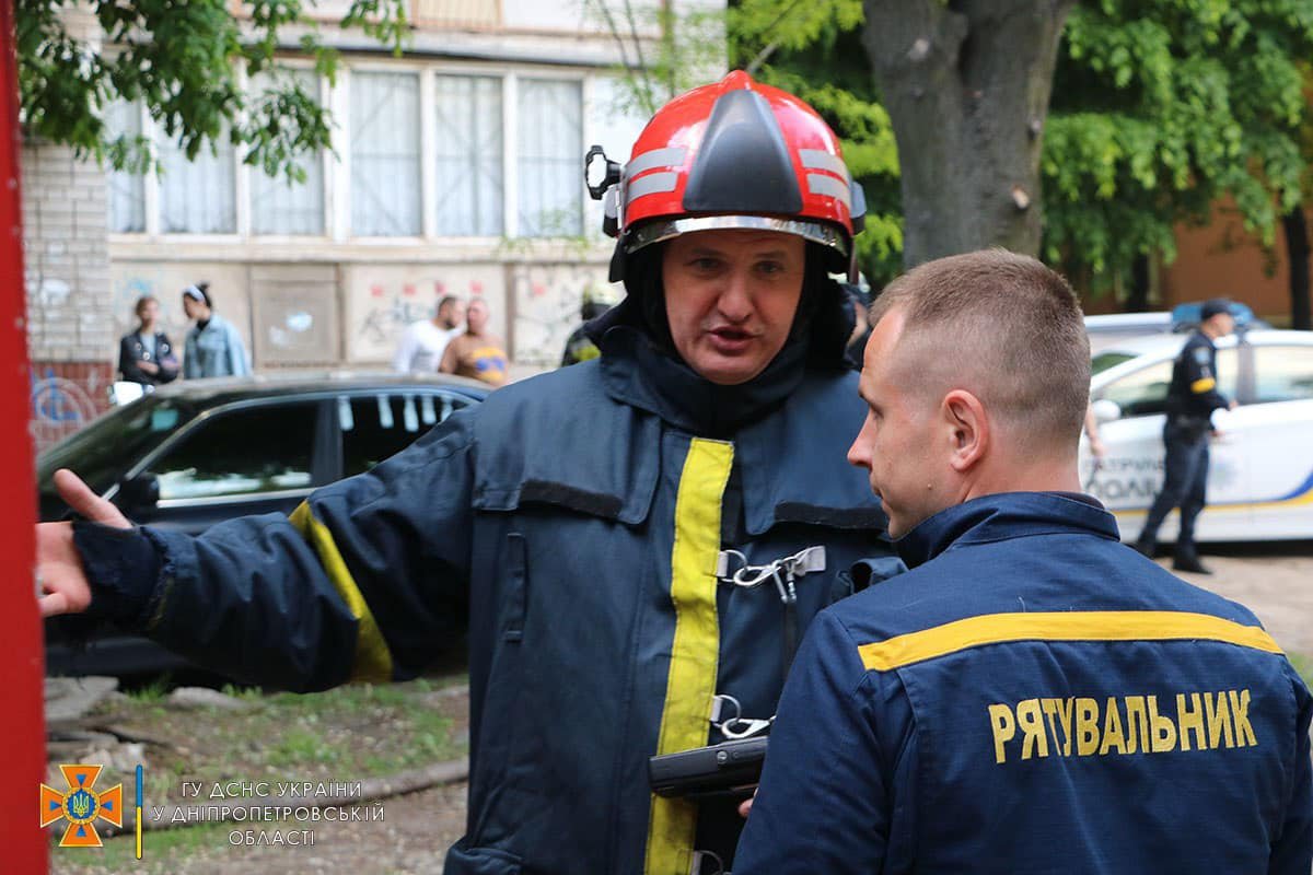 В Днепре на Севастопольской горела квартира: внутри были двое мужчин 5
