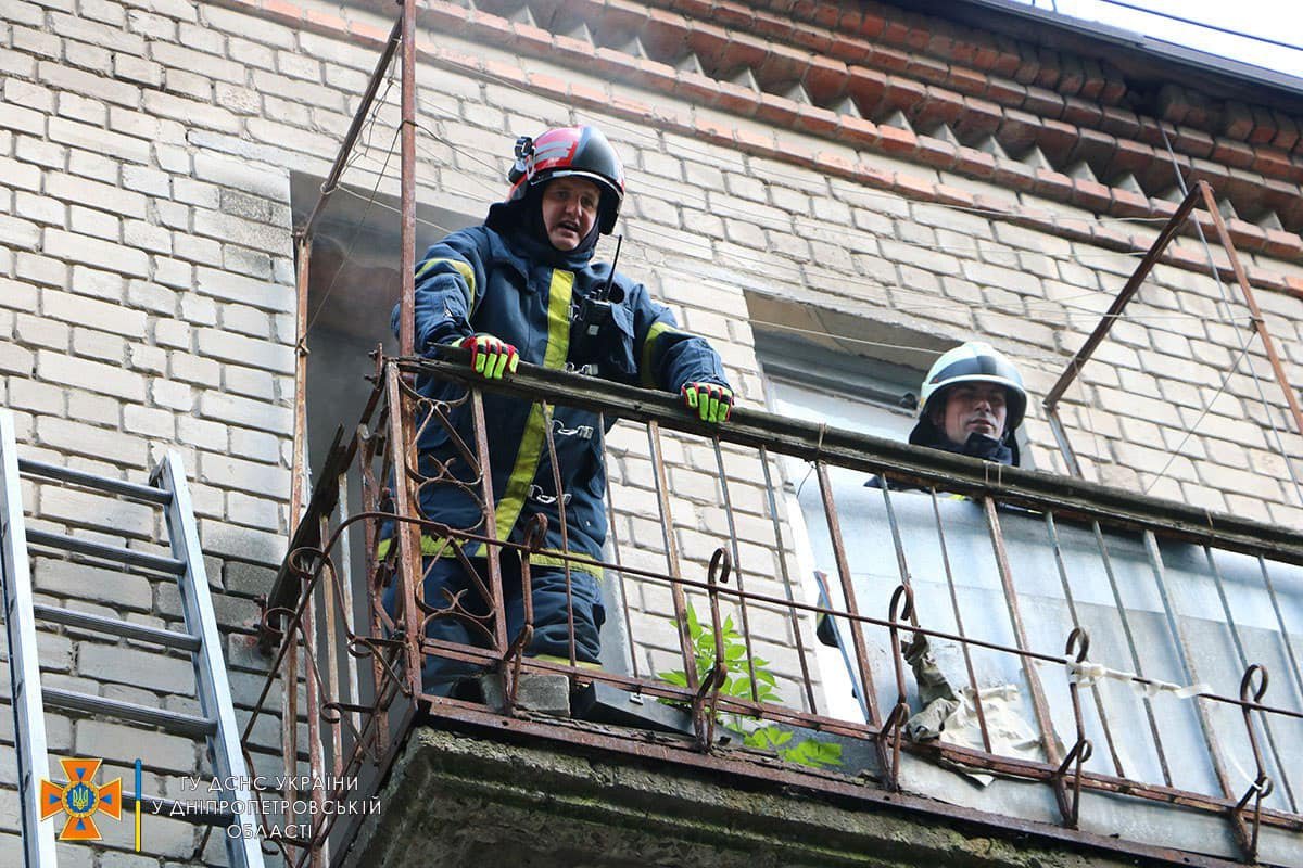 В Днепре на Севастопольской горела квартира: внутри были двое мужчин 7