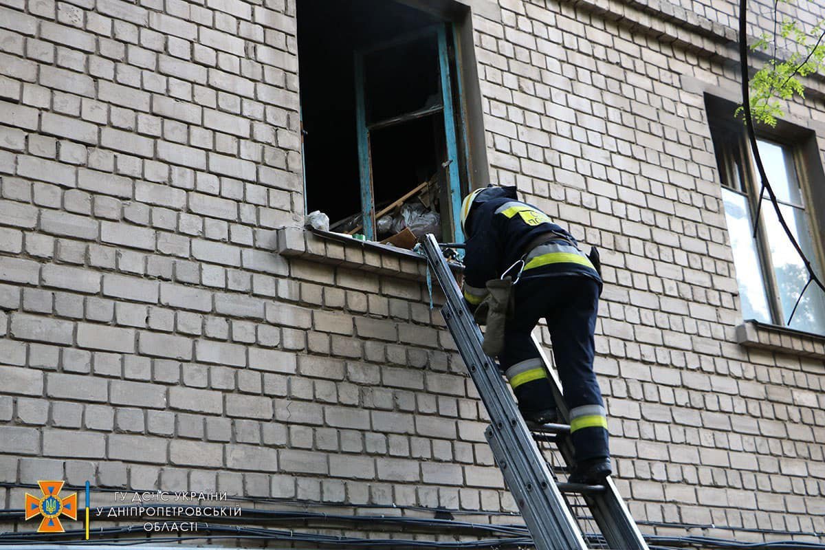 В Днепре на Севастопольской горела квартира: внутри были двое мужчин 8