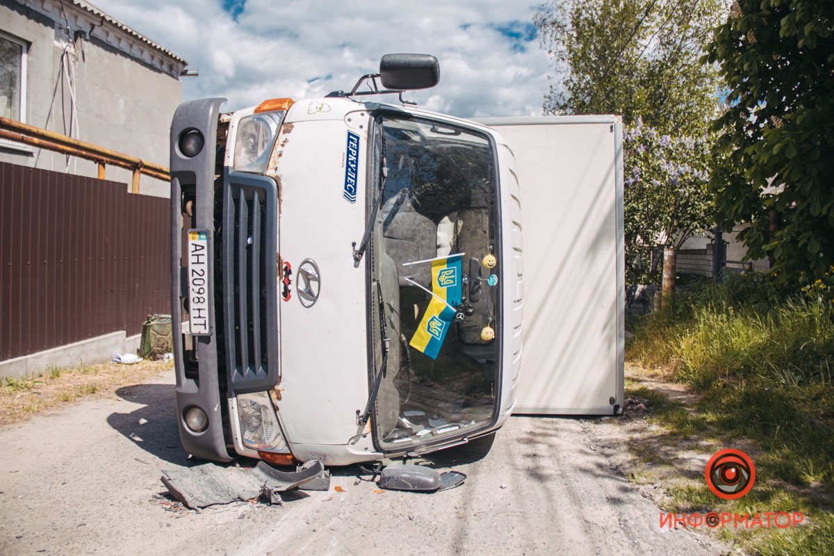 В Днепре на Гладченко перевернулся грузовик 1