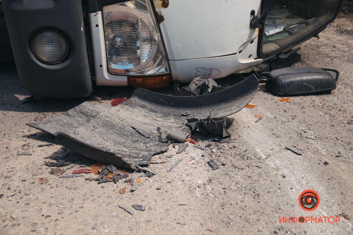 В Днепре на Гладченко перевернулся грузовик 3