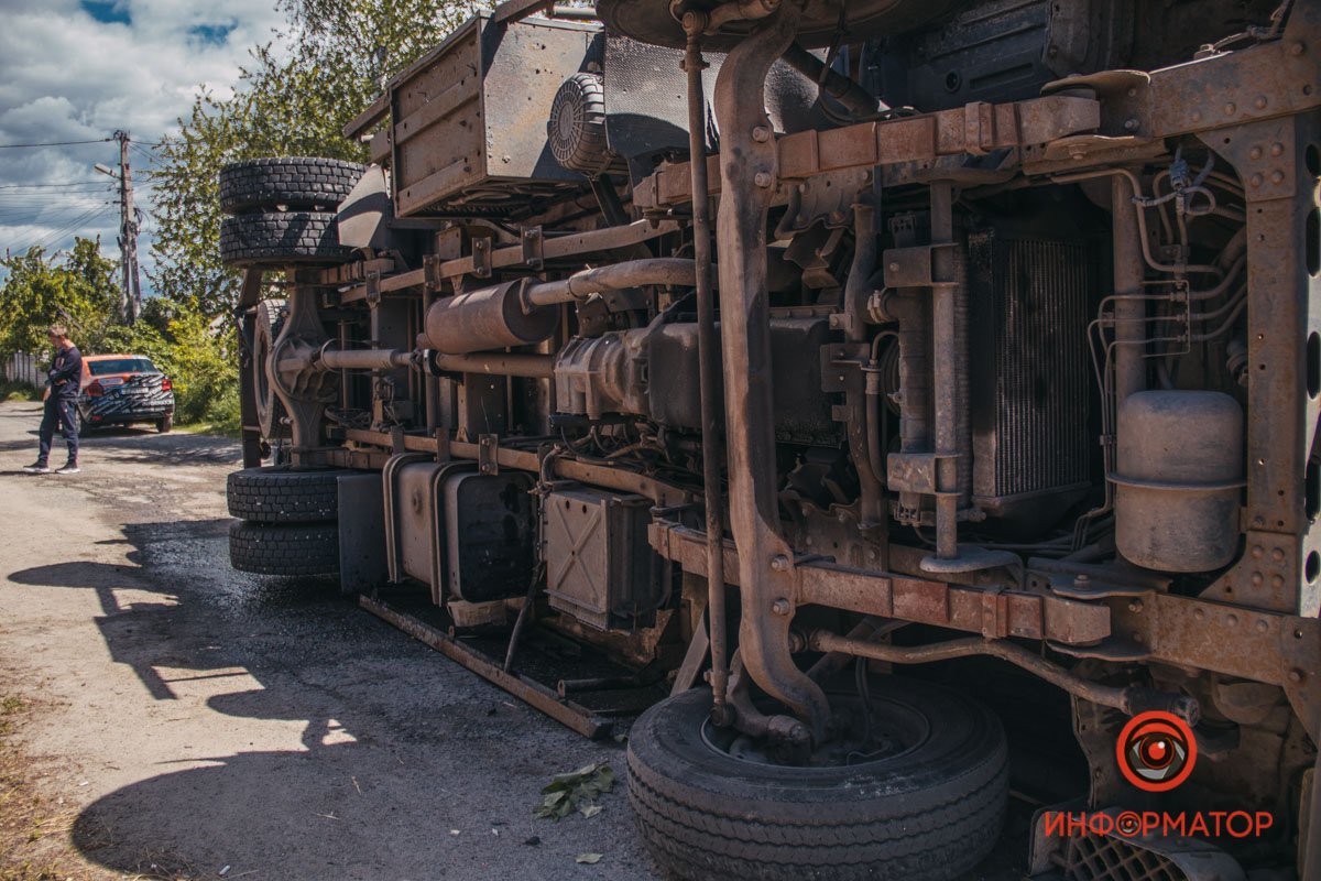 В Днепре на Гладченко перевернулся грузовик 4