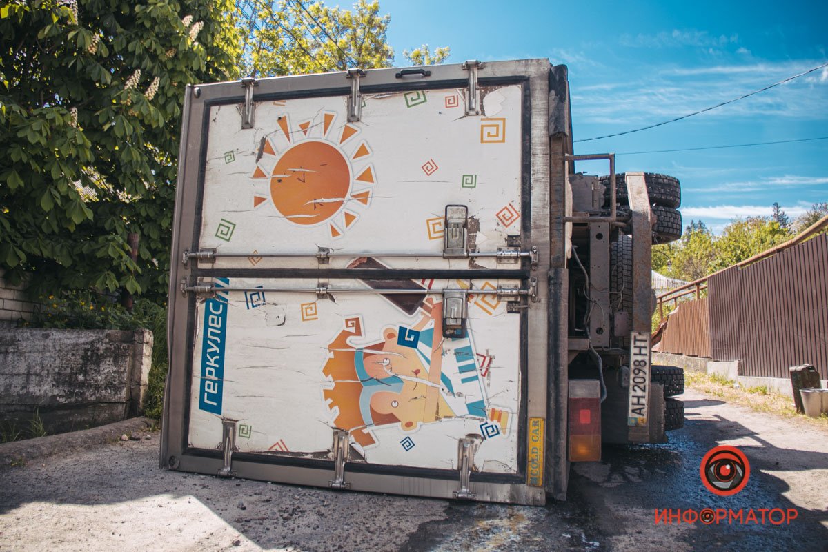 В Днепре на Гладченко перевернулся грузовик 5