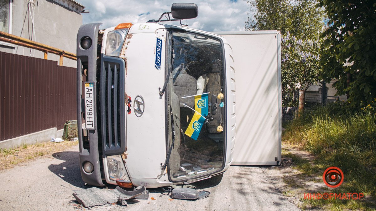 В Днепре на Гладченко перевернулся грузовик 7