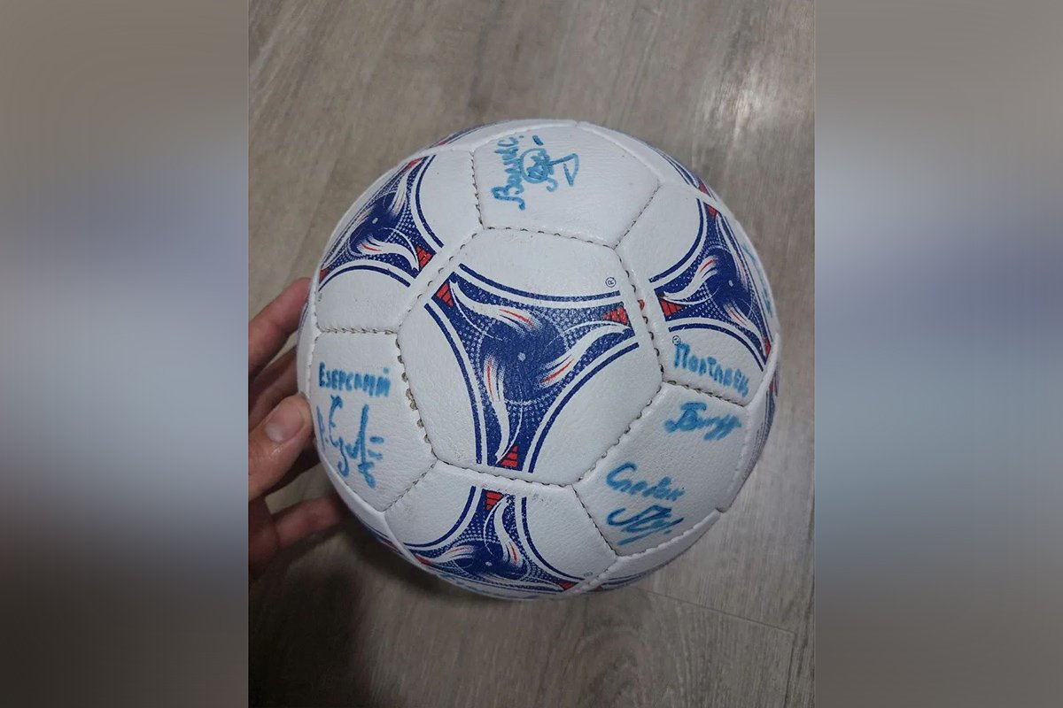 Мяч с автографами футболистов "Днепра" Мяч с автографами футболистов "Днепра"