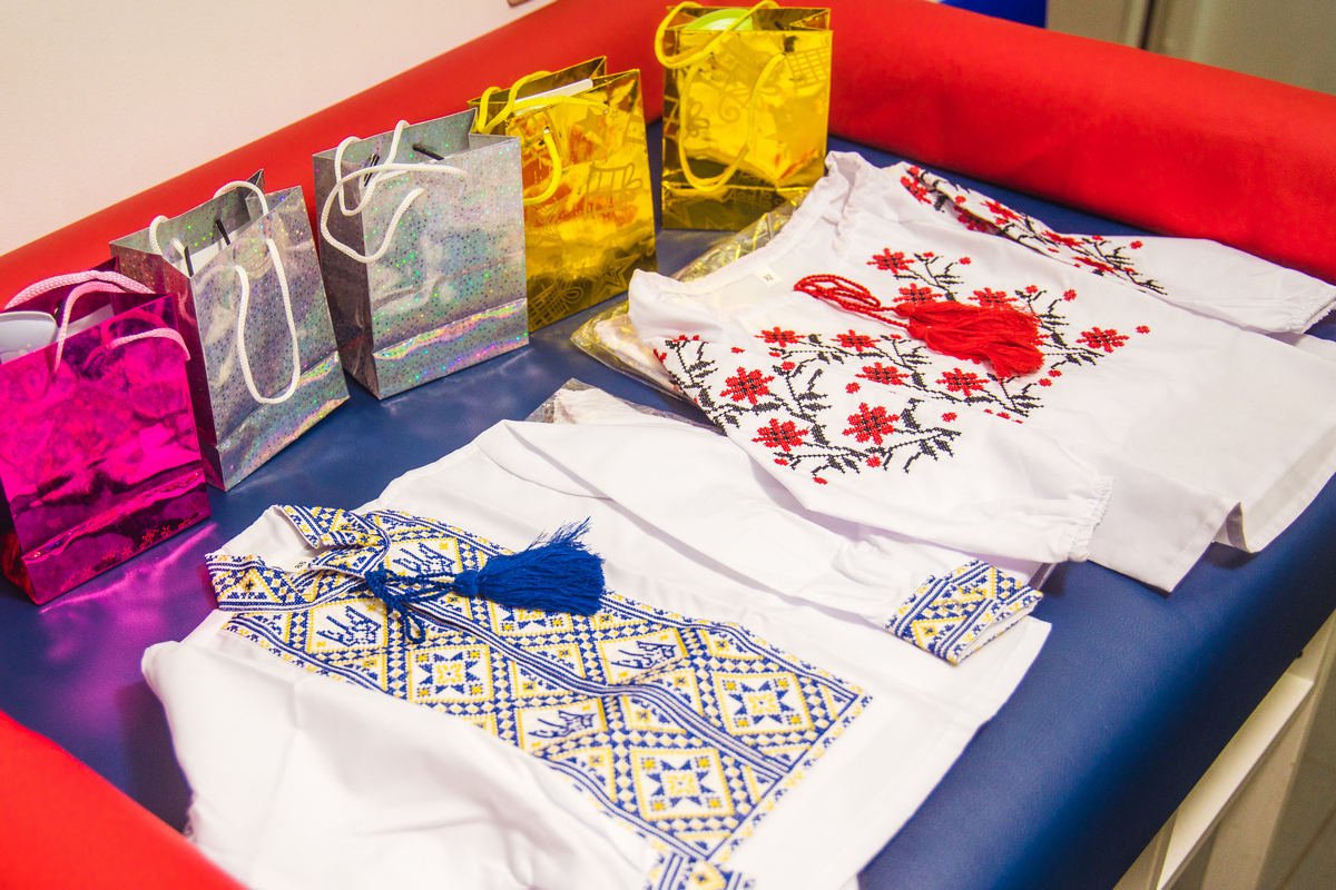 В Днепре новорожденным малышам подарили вышиванки В Днепре новорожденным малышам подарили вышиванки