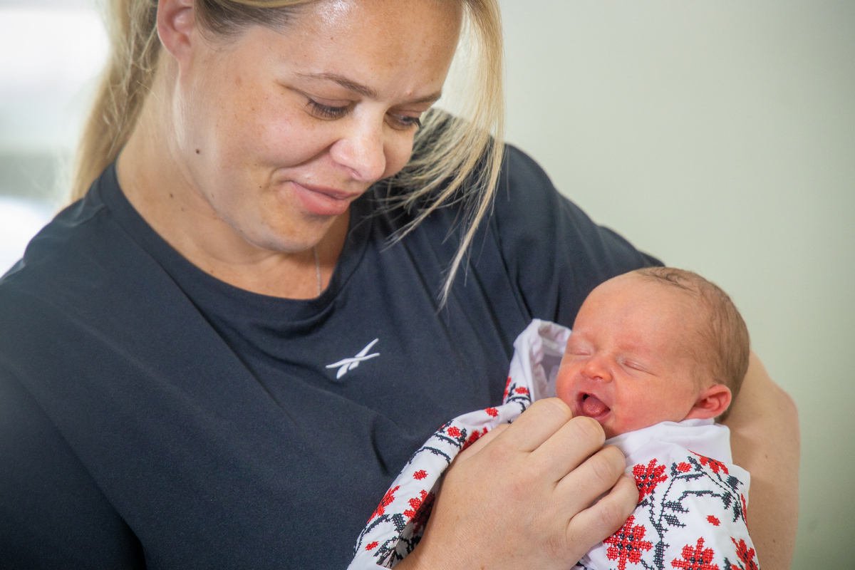 Мальчикам достались рубашки с сине-желтым орнаментом, а девочкам - с красным Мальчикам достались рубашки с сине-желтым орнаментом, а девочкам - с красным