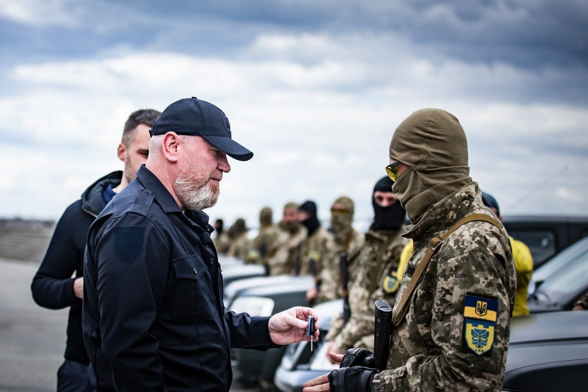 Ключи бойцам передал глава Днепропетровской областной военной администрации Валентин Резниченко Ключи бойцам передал глава Днепропетровской областной военной администрации Валентин Резниченко