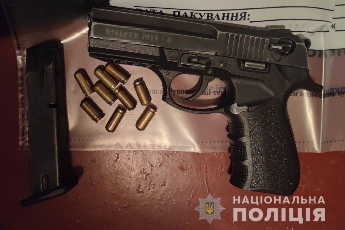 18 мая в Днепре трое мужчин забрались в дом жителя Запорожья с оружием и попытались завладеть его имуществом.