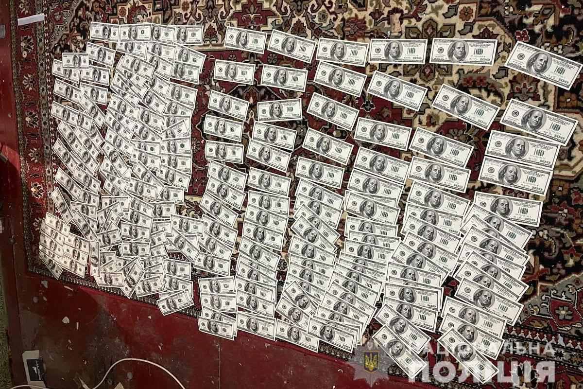 У подозреваемых изъяли 25 тысяч долларов