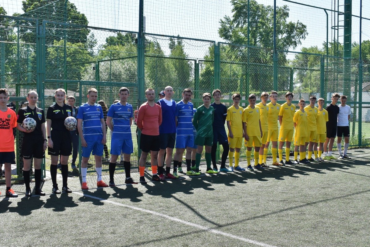 Малыши сыграли с мастерами футбола из ФК "Днепр" и командой молодежи "Днепр-1" Малыши сыграли с мастерами футбола из ФК "Днепр" и командой молодежи "Днепр-1"