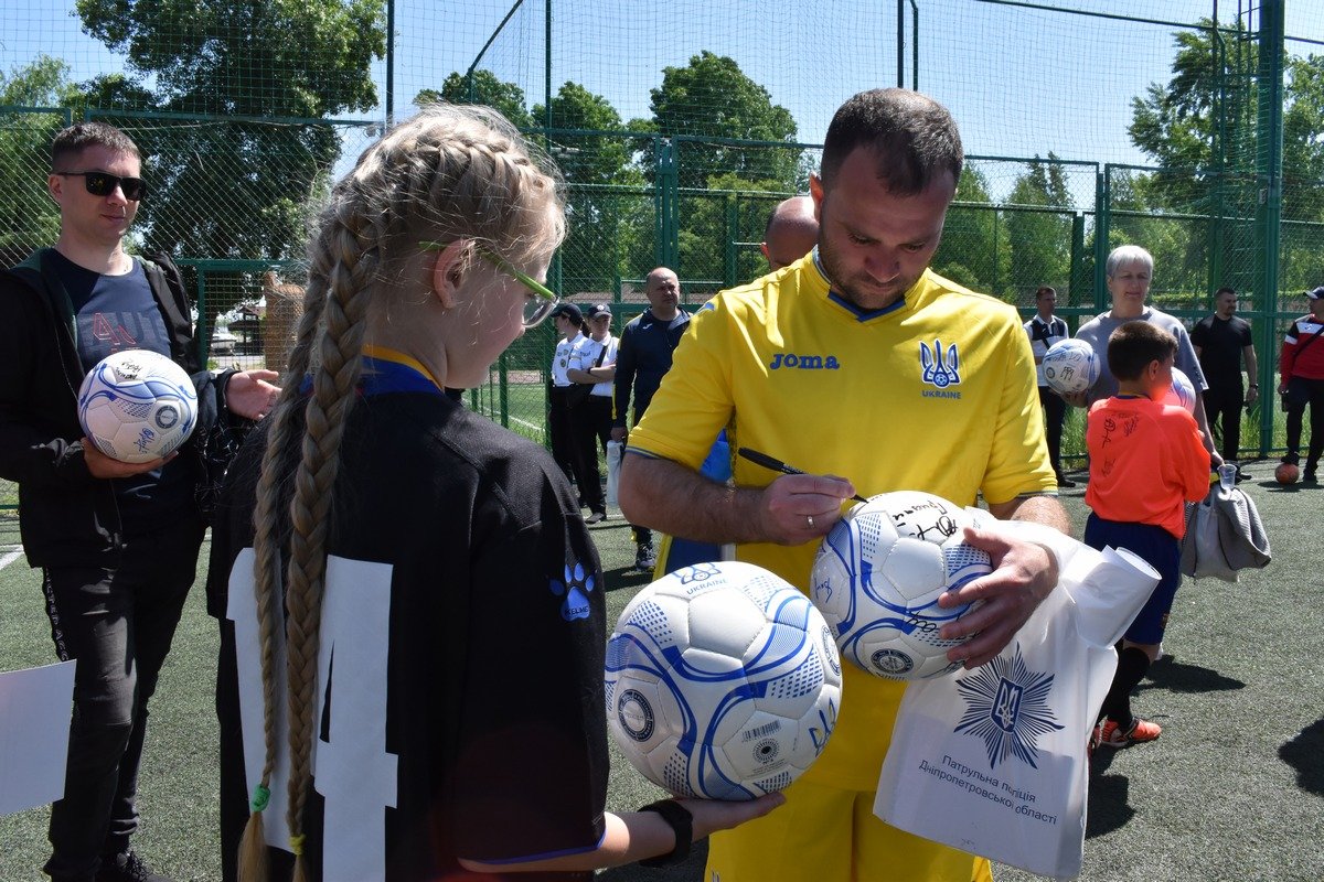В конце турнира вручили памятные награды и подарки В конце турнира вручили памятные награды и подарки
