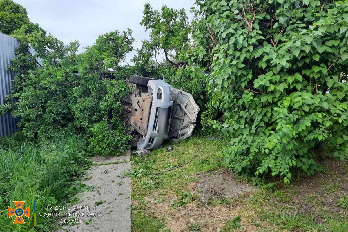 В Днепре на Лешко-Попеля ЗАЗ врезался в дерево и перевернулся 1
