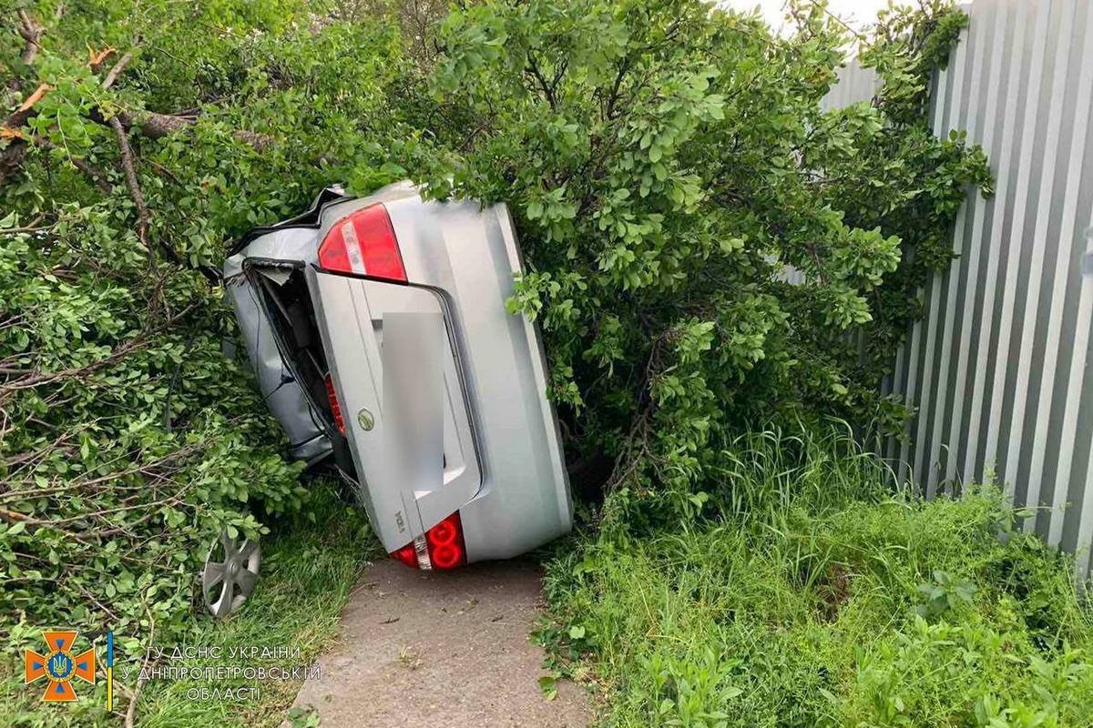 В Днепре на Лешко-Попеля ЗАЗ врезался в дерево и перевернулся 3
